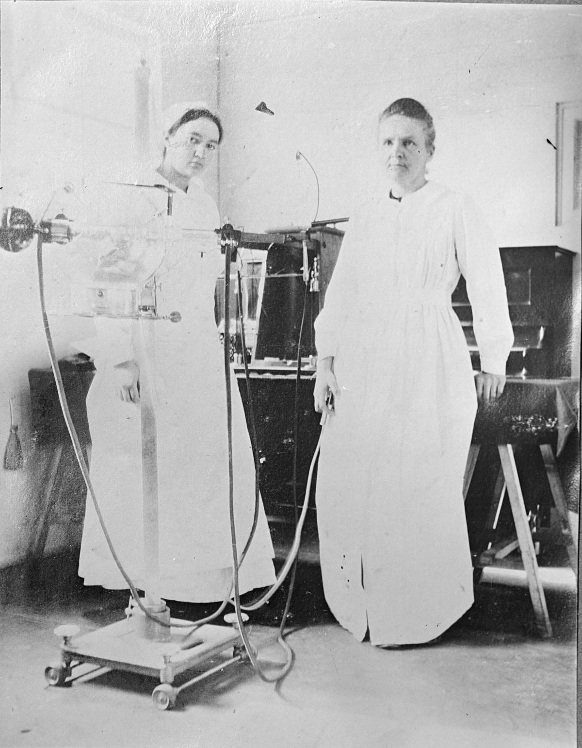 Marie Curie together with her daughter Irène in a field hospital during the First World War