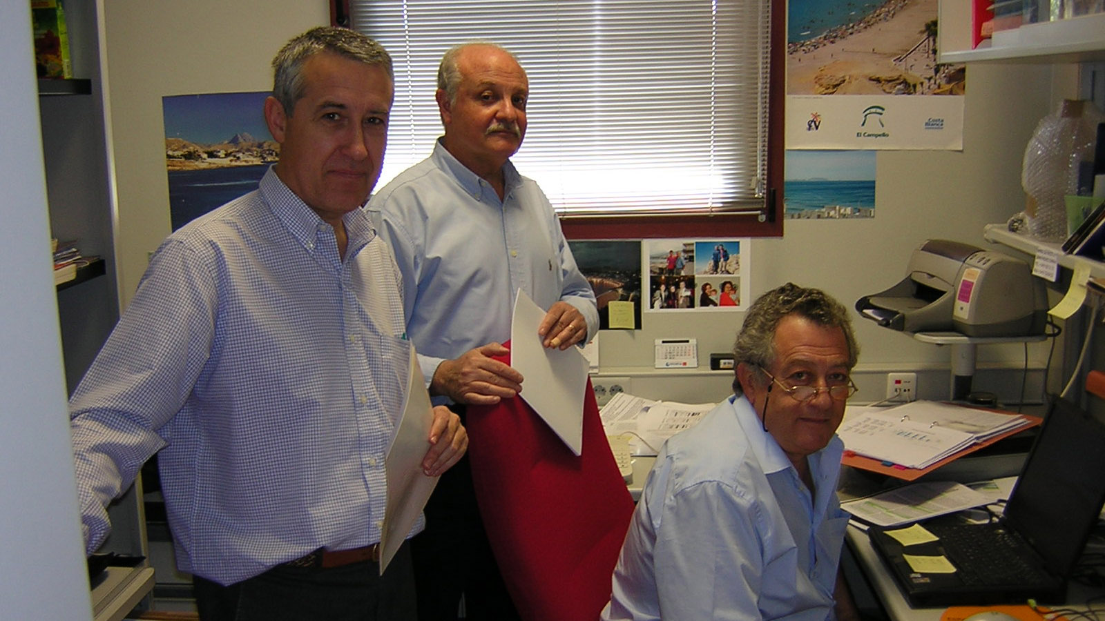 Rubén López flanked by the authors of this note