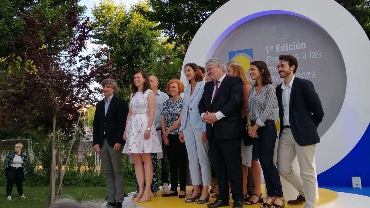 Carmen Gil recibe el premio en nombre de Ana Martínez