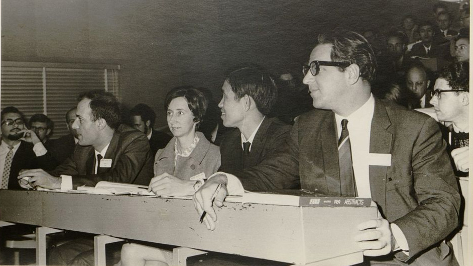 Eladio Viñuela, Margarita Salas, Masayasu Nomura y Charles Weissmann en el VI Congreso Europeo FEBS de Bioquímica celebrado en Madrid en 1969 (Archivo SEBBM).