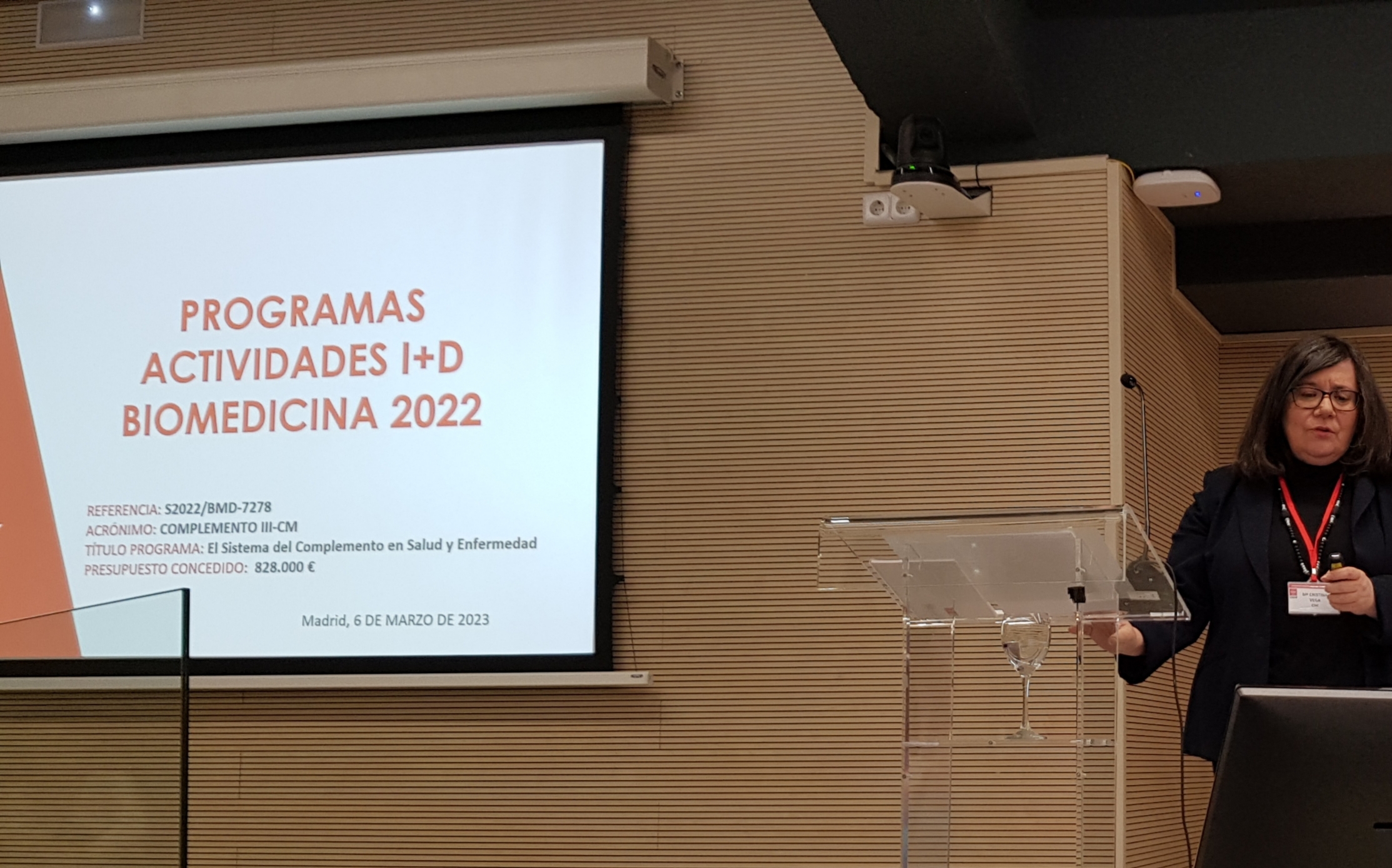 Cristina Vega presents the program COMPLEMENTO 3-CM during the “2022 Biomedicine Program for R&D between Research groups in the Madrid Autonomous Region” event.