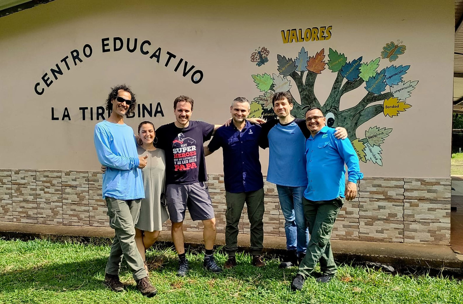 De izquierda a derecha, Raúl Platero y Vanesa Amarelle (Uruguay, Instituto de Investigaciones Biológicas Clemente Estable), Gonzalo Durante (CIB Margarita Salas), Max Chavarría (Costa Rica, Universidad de Costa Rica y CeniBiot), Carlos del Cerro (CIB Margarita Salas) y Emmanuel Rojas (Costa Rica, Reserva de Tirimbina)