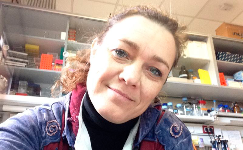 Foto de Nandy en su laboratorio