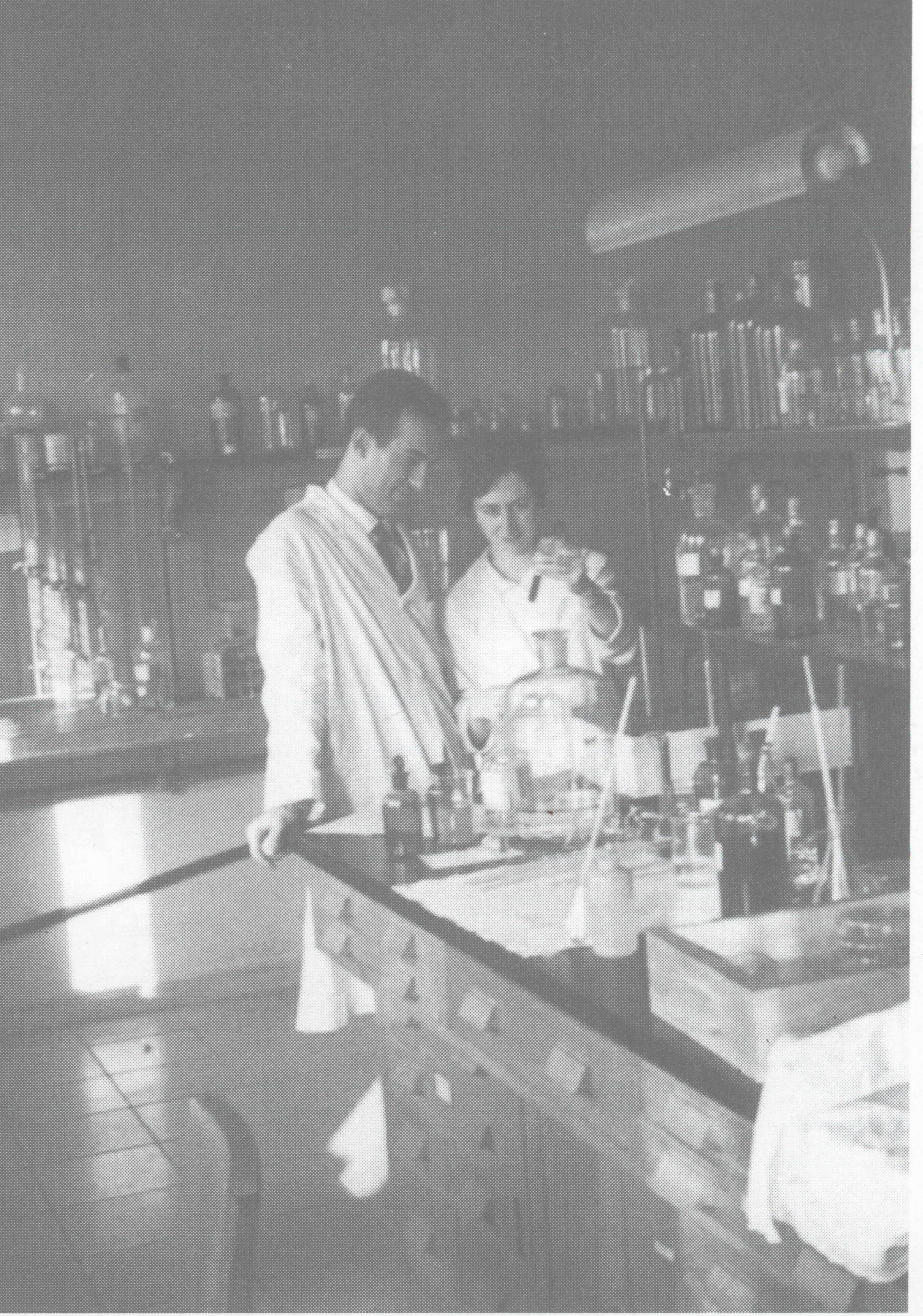 Margarita Salas y Eladio Viñuela, en su laboratorio del CIB